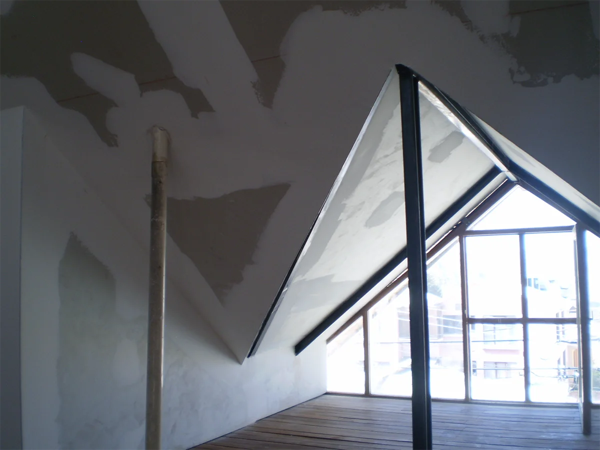 Ático de drywall para revisión técnica