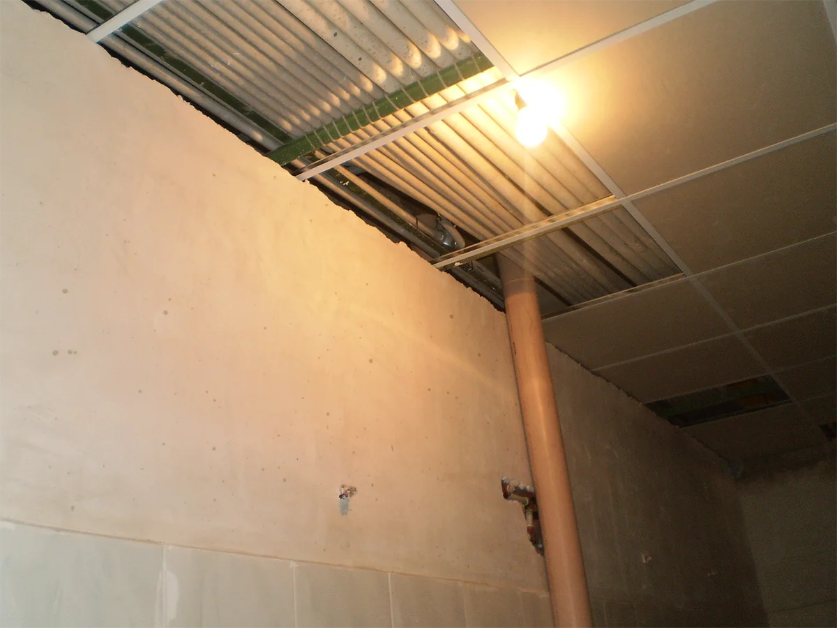 Corte de drywall para revisión técnica