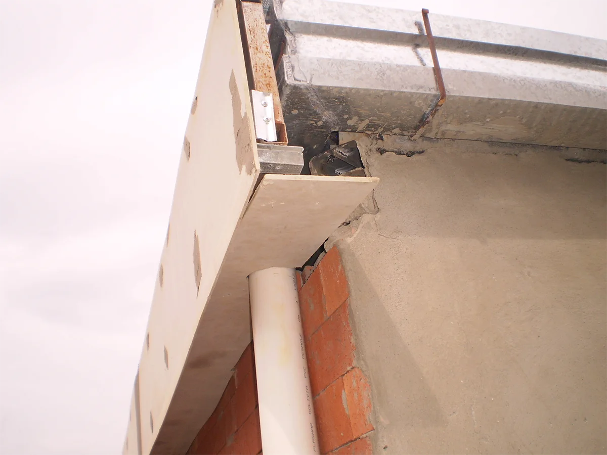 Parapeto de drywall para revisión técnica