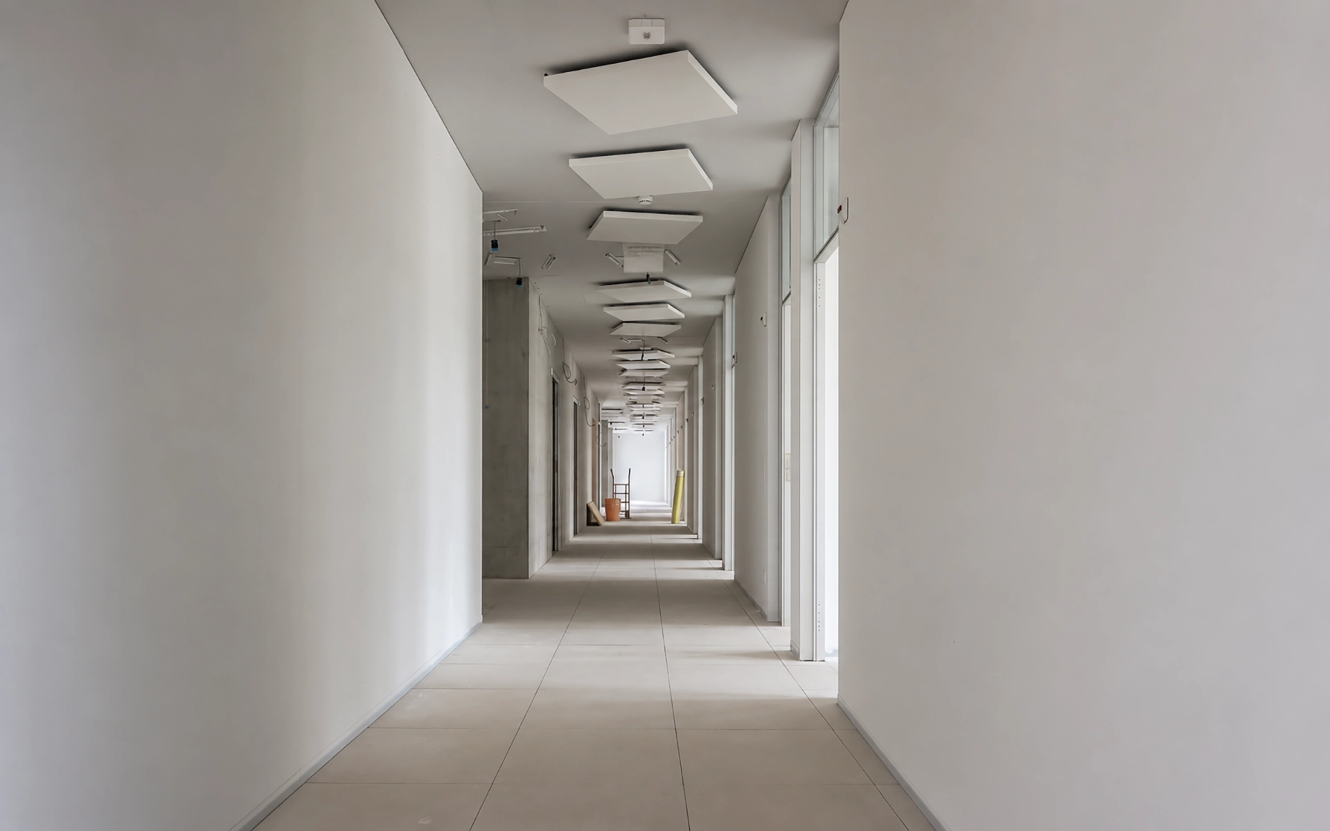 Interior terminado con cielo falso y acabado limpio