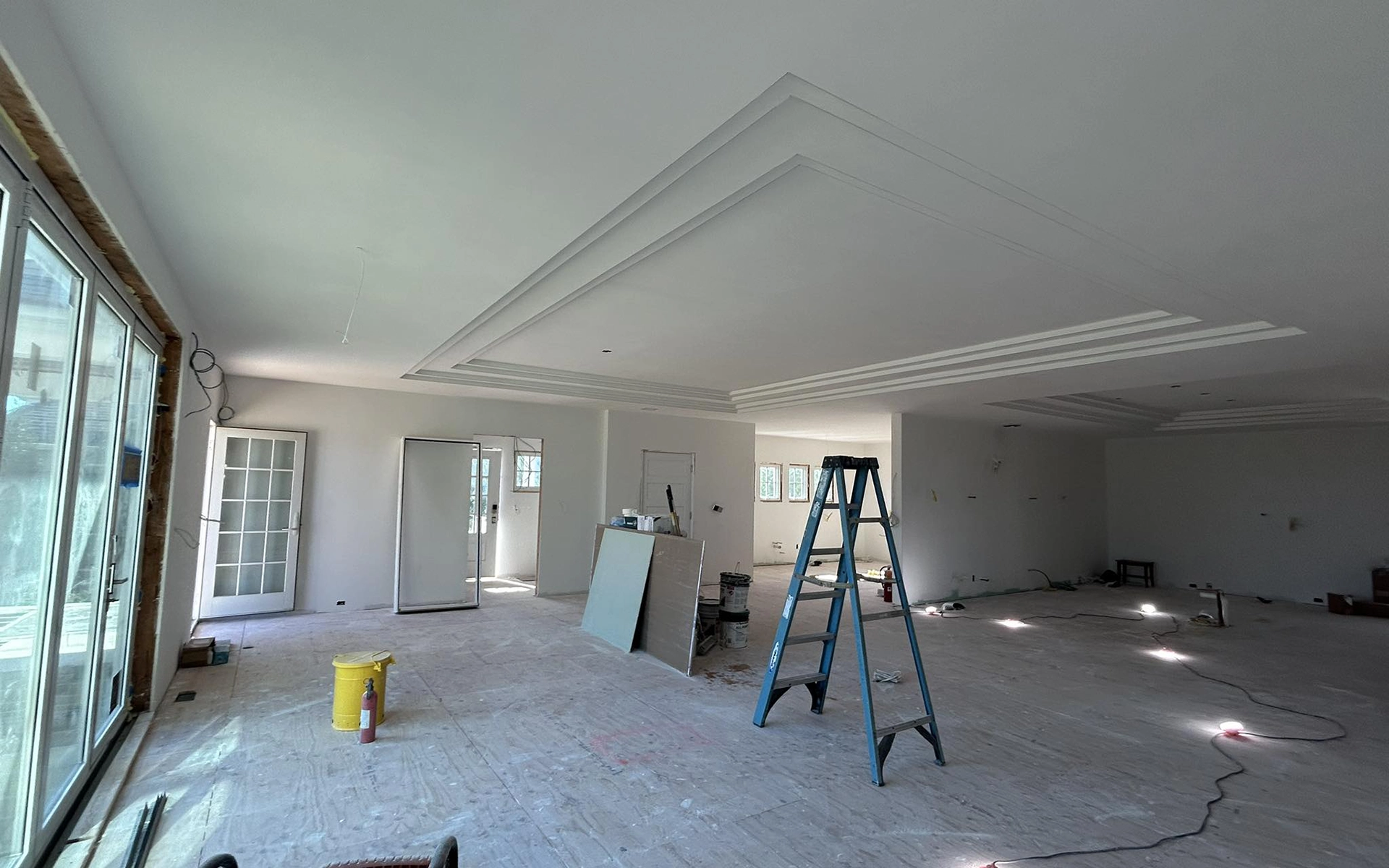 Obra en proceso con cielo falso y acabados interiores