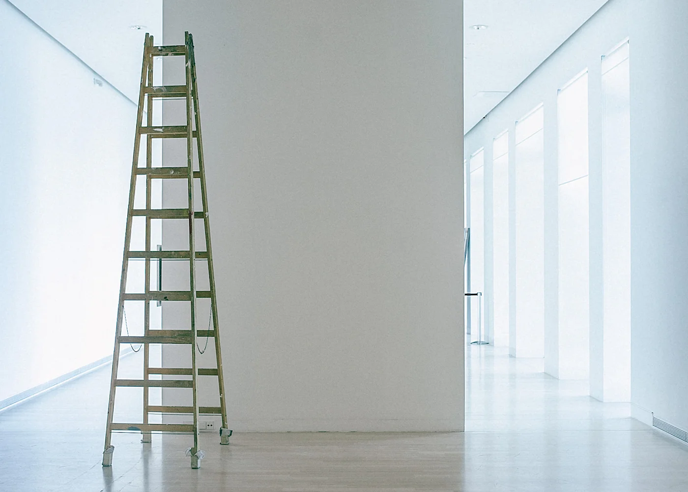 Interior comercial con drywall y cielo falso
